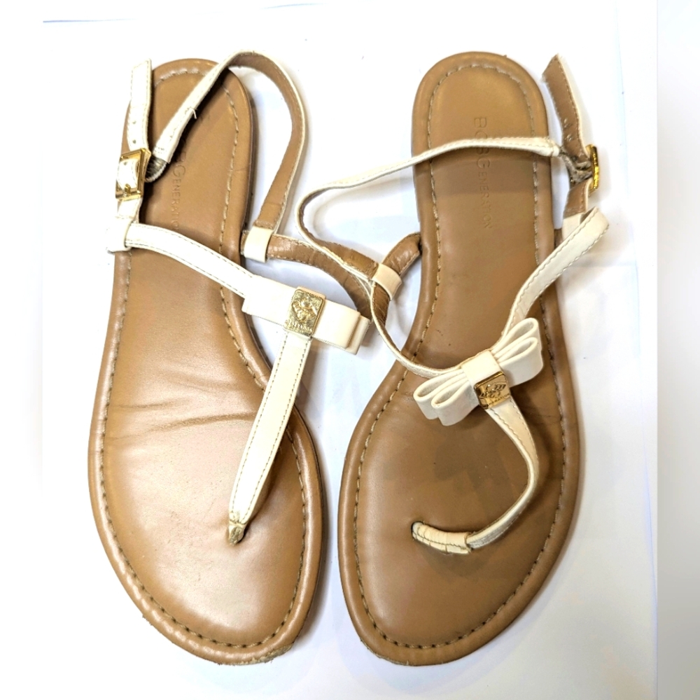 BCBGeneration Women’s White Thong Gold Logo Sandals Flats - Size 6 - GOOD